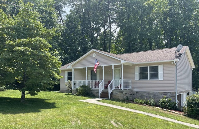 Serene 3 Bedroom House w/King Bed and Fully Equipped Kitchen-Close to Everything