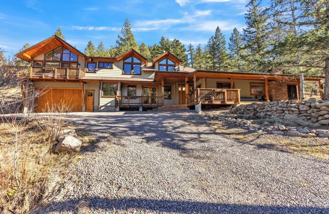 Serene 4-bedroom mountain home with WiFi in Boulder