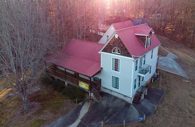 Serene 4 Bedrooms home ON quiet 10 acres 11 beds.