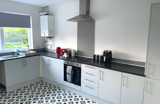Serene 4 BR Retreat on Cefn Road: Your Cozy Haven