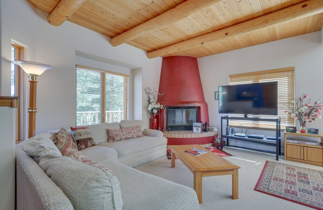 Serene Amalia Cabin w/ Deck & Mountain Views