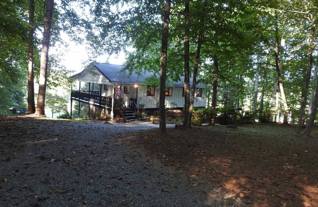 Maison de retraite sereine et isolée à flanc de montagne à côté de la rivière Broad française