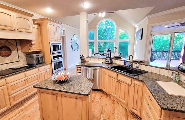 Serene and spacious 5-bedroom house in Bentonville with view in great location