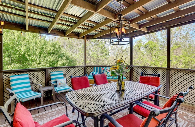 Serene Beaver Lake Getaway w/ Covered Porch!
