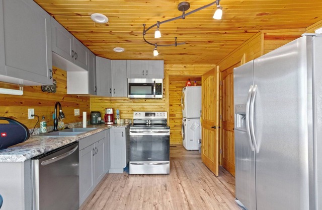 Serene Broadripple Cabin on the RIVER, Hot tub! Amazing deck and view