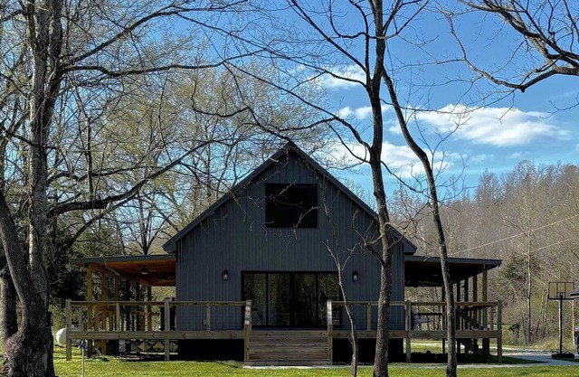 Serene & Cozy Cabin in Middle Tennessee - Wrap Around Deck - Pet Friendly