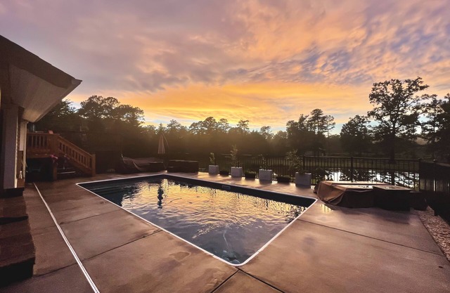Serene Farm cottage on 2acres. Minutes from golf courses/dining/shopping W/ pool