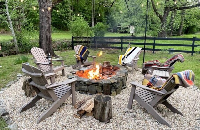 Serene Farmhouse with ColdPlunge, Pickleball, Firepit, Swing, AC, WiFi, Creeks