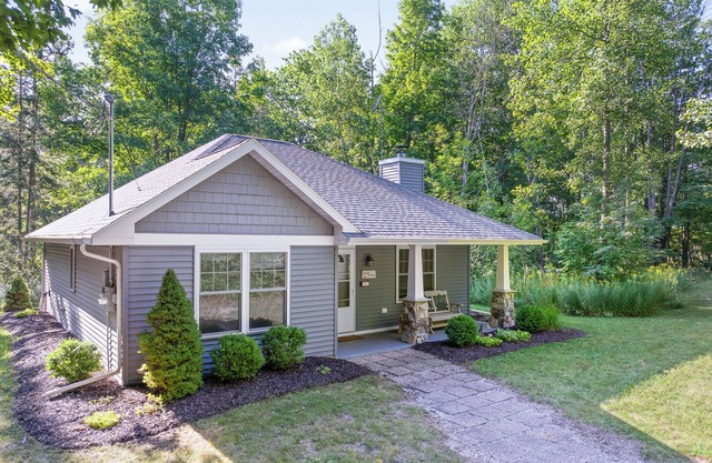 Blue Bear Cottage: Serene Fish Creek Escape