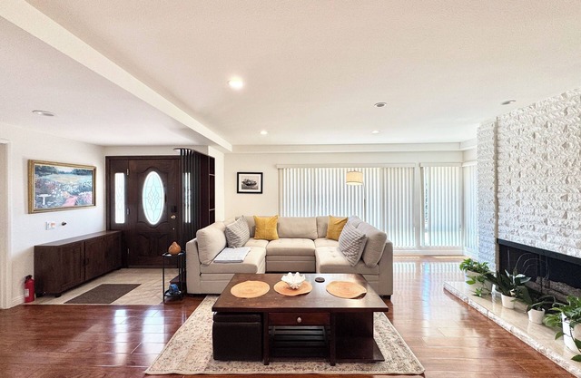 Serene Garden Retreat Luxury 4BR Elegant Interior