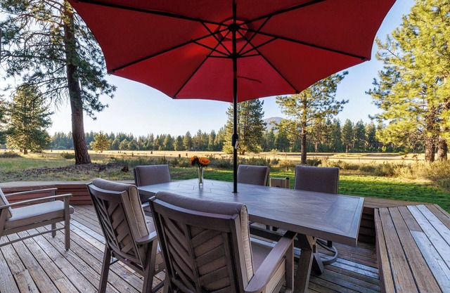 Serene Home on Glaze Meadow - Black Butte Views - Hot Tub - Air Conditioning