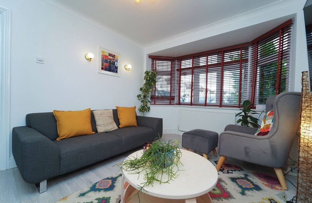 Serene home with all comforts (Wifi, Parking, EV Charge) & Long Stay Discount!