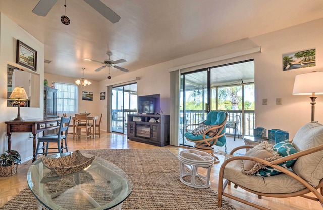 Nouvelle inscription! Serene 2BR Canal-Front Hudson Accueil w / porche couvert et Direct Golfe accès - à proximité des plages, restaurants, shopping et autres attractions majeures!