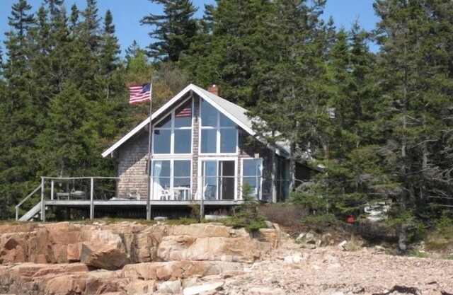 Chalet serein et isolé en bord de mer.