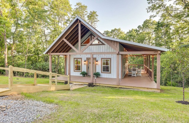 Serene Kentucky Cabin w/ Fireplace + Fire Pit!