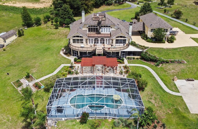 Serene Lakefront Retreat - Spacious and Cozy Chateau with Country Flair!