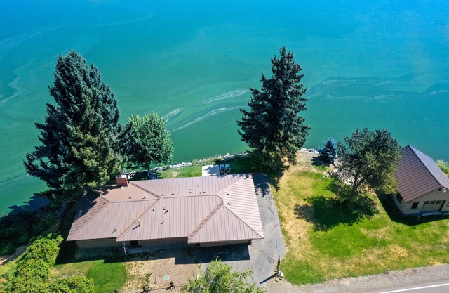 SERENE LAKEFRONT ESCAPE AVEC RAMPE À BATEAU PRIVÉ ET VUES SUR LE LAC ET LA MONTAGNE