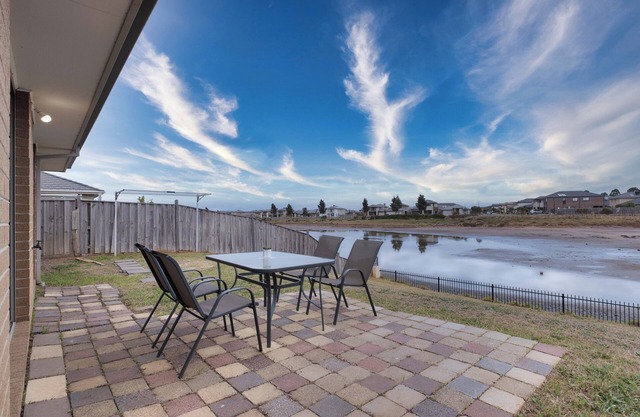 Serene Lakeside 4BR2BA house in Point Cook Paking