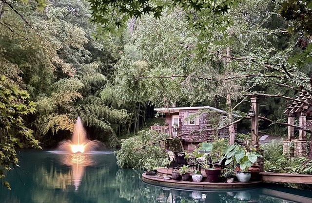 Bungalow en bambou serein au bord du lac