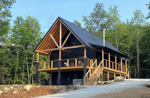 Serene Mountain Chalet Near Swimming Holes, 5BD+Loft, Hot Tub and Mountain Views