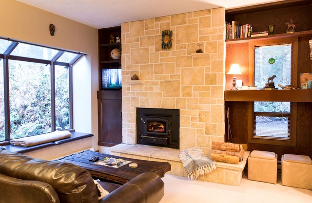 Serene Mountain Condo on River, Cosy & Romantic, Cheminée, WIFI, Unité d'extrémité privée