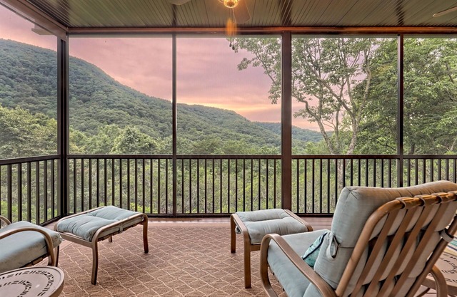10 min to Helen | Sauna, Hot Tub, Firepit & Games