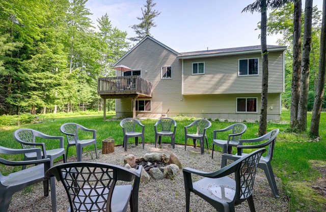 Serene Pentwater Getaway w/ Yard Near Lakes