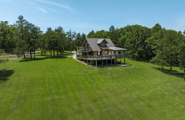 Serene private cabin on 6+ acres- fishing, fire pit, pool table, foosball table