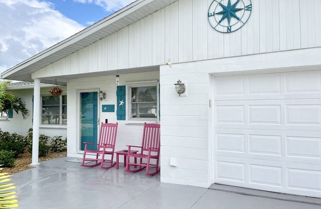 Serene Retreat - 5 mins to Beach, with Beach Gear, Firepit, Bicycles