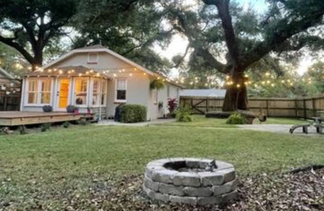 Perfect Spring Getaway! 2BR, 1BA, Steps from Local Eats, Mins to Downtown Area