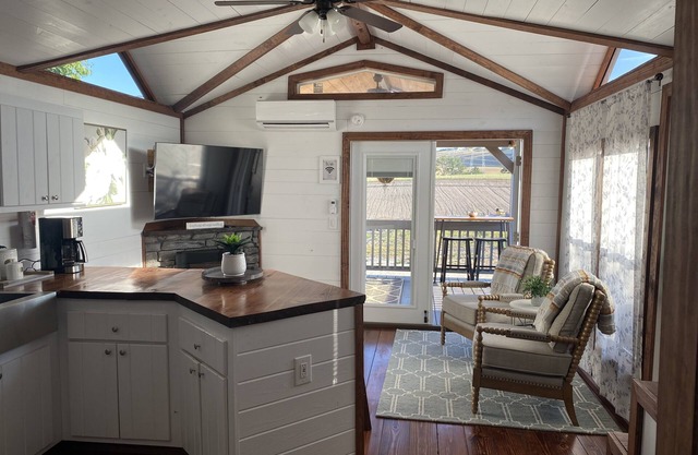 Vineyard Tiny House with Deck and Beautiful Views - Minutes Away From Downtown