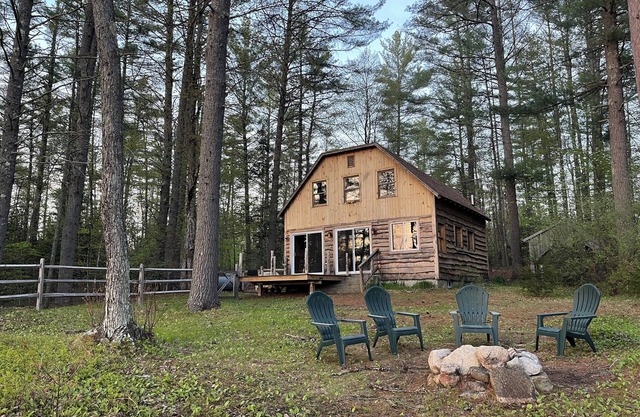 Charming 2-bedroom waterfront cabin