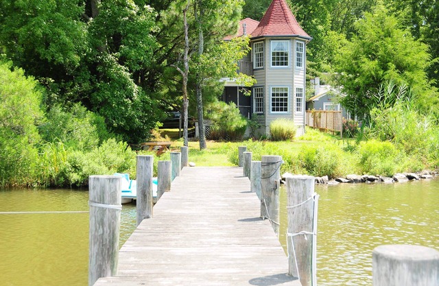 Serene Waterfront Cottage avec quai et vue magnifique.