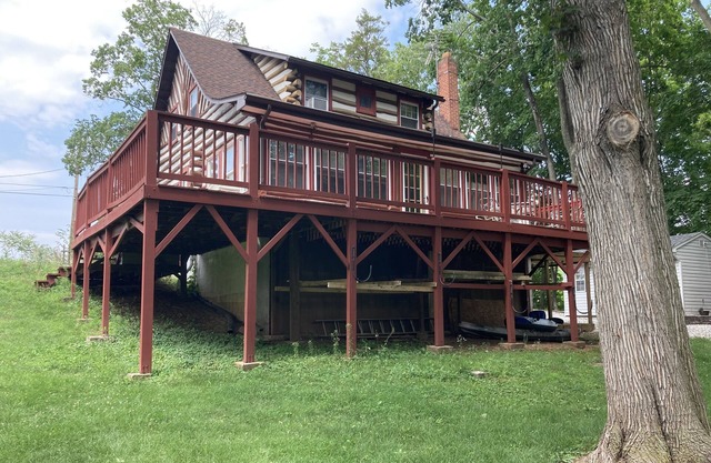 Scenic waterfront Log cabin home near Gettysburg