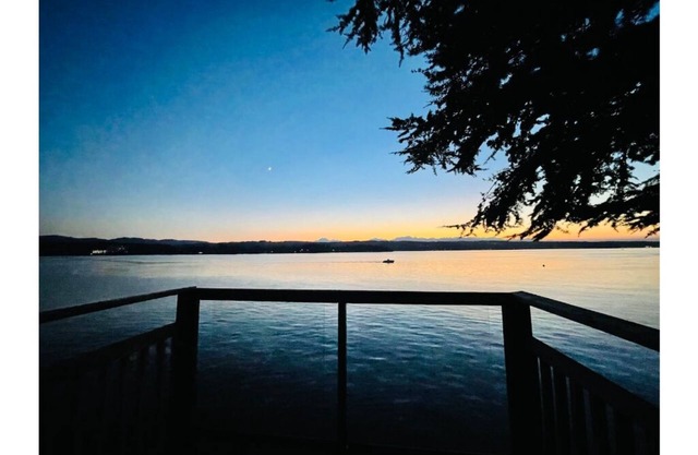 Waterfront Luxury 3600sqft House on Private Beach, Hot tub, Sauna