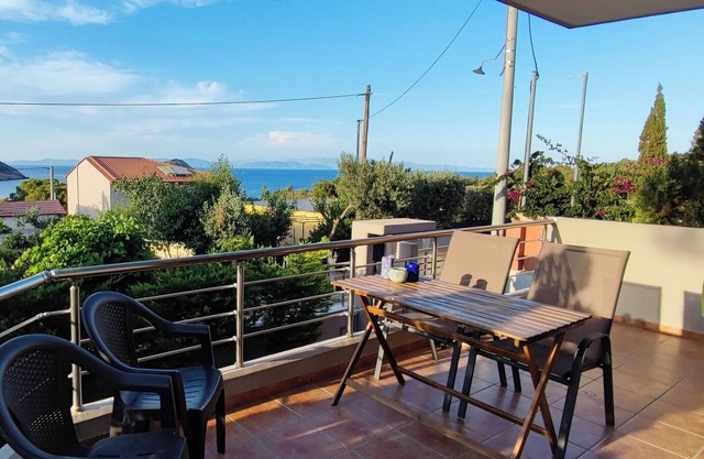 Vue sur la mer villa-1er étage apt.- mer à 180 m-Athènes 40 km. AMA 1785.