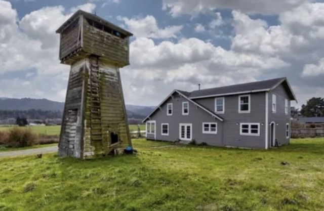 Serenity Awaits: Fortuna's Eel River Valley Farmhouse Retreat, Pet Friendly