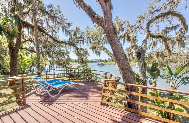 La sérénité vous attend à cette maison située sur la rivière Matanzas avec piscine !!!!!