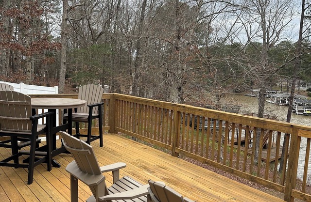 Serenity Cove:3 Bd 2Ba Lakehouse