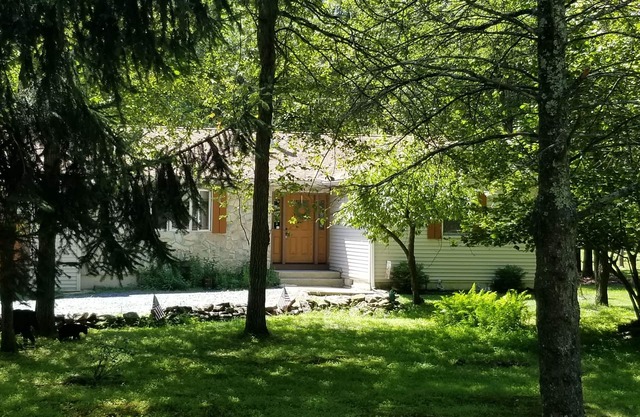 Serenity & Fun Cozy Pocono Cabin! Family Friendly Beach /Lake/Pool & Playgrounds