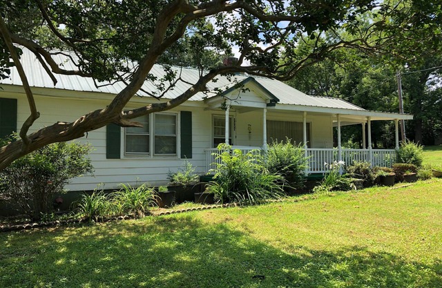 Serenity House: 50 miles from Master Tournament Country Home with spacious patio