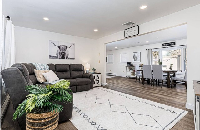 Serenity Inn *hottub*backyard*9 min SIght n Sound