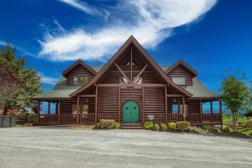 Serenity Mountain Pool Lodge, Theater Room, 685 FREE tickets each paid day!