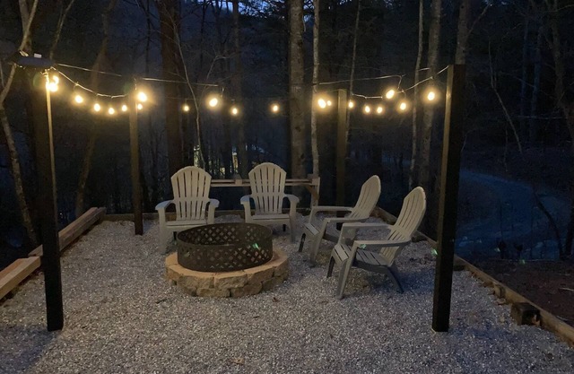 Serenity Now. Cozy 2-bd/2ba log cabin in lovely Hiawassee with AC, Wifi, firepit