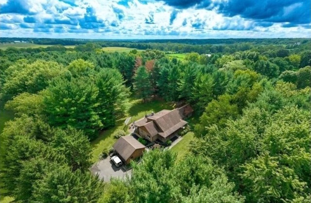 Serenity on Seven Acres - Luxurious Log Cabin