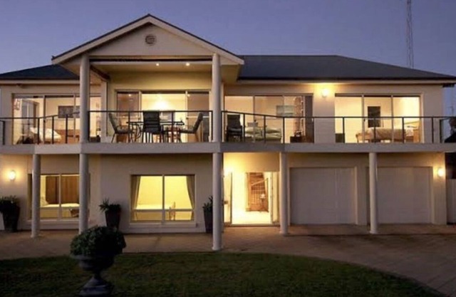 SERENITY ON SOUTHEntire double story large family holiday home in Pt Hughes
