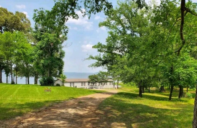 Serenity on the Lake. Full Private Acre. Sleeps 10