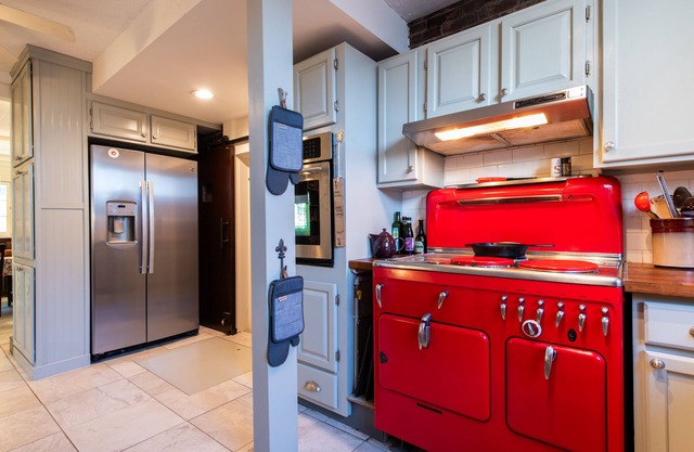 Serenity Retreat: Feng Shui 1BR/1BA Oasis- 2 miles from Louisville!