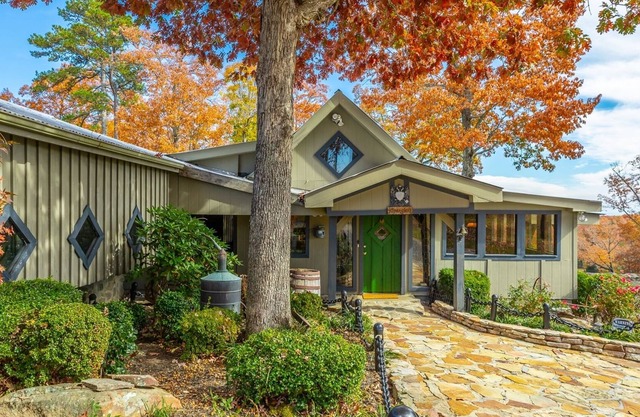 Serenity`s Cabin | 100 y/o Cabin in the Mtns| Walking trails + Ponds