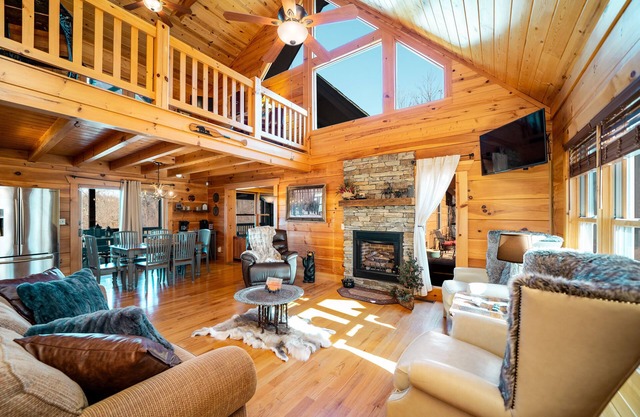 Large Mountain Home close to Lake James in Nebo, NC, 3 King beds!